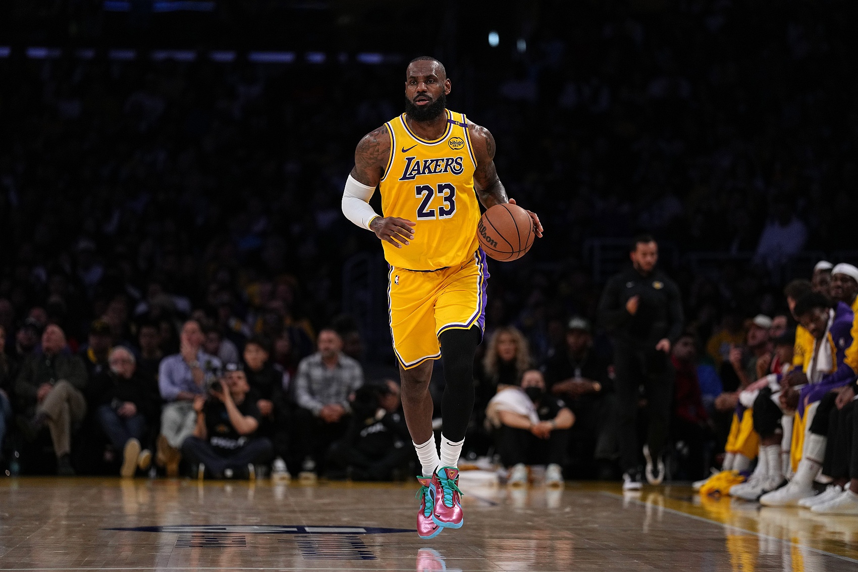 九游（jiuyou.com）游戏-巴克利称评价詹姆斯非历史最佳会引发其团队不满