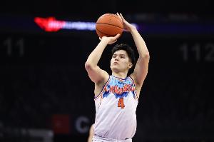 九游-打得不错！伊力福拉提11投7中得到18分4板2助0失误